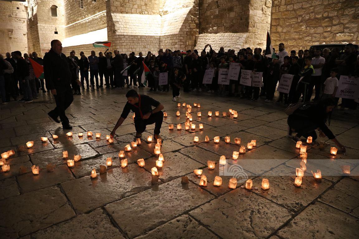 إضاءة شموع في ساحة كنيسة المهد في بيت لحم (تصوير: أحمد مزهر/وفا)